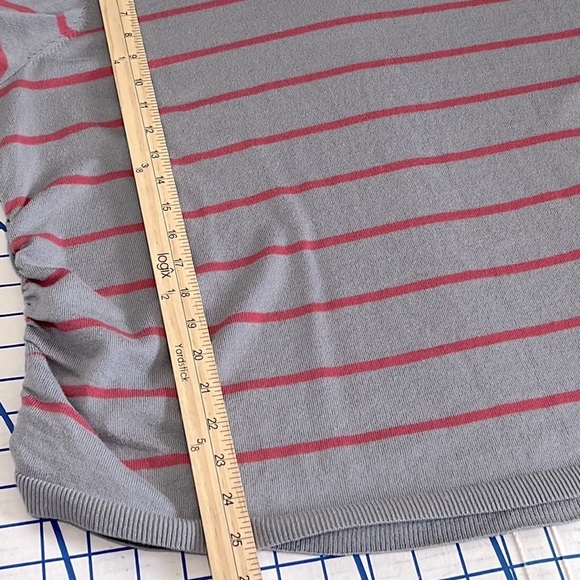 LANE BRYANT OUTLET SWEATER SZ 22/24 GRAY PINK STRIPE RUCHED SIDES SHORT SLEEVE - Picture 6 of 7